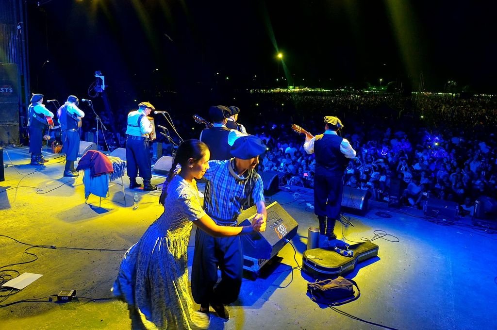 El escenario "Raúl Benítez Ríos" plagado de artistas entrerrianos