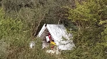 La gruta que entroniza la pequeña imagen de la virgen se encuentra en una estancia de Mojones.