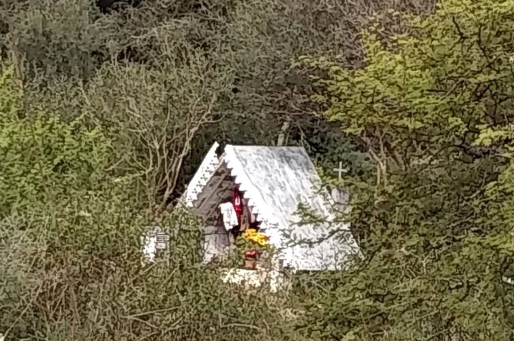 La gruta que entroniza la pequeña imagen de la virgen se encuentra en una estancia de Mojones.