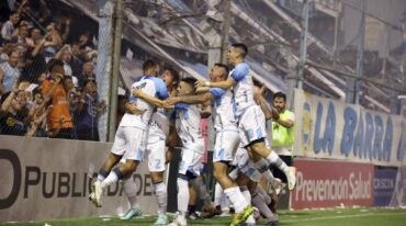 Una fiesta se vivió en al Monumental de barrio Alberdi con la goleada de Atlético. gentileza La Opinión