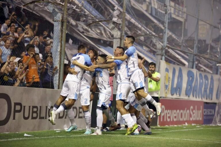 Una fiesta se vivió en al Monumental de barrio Alberdi con la goleada de Atlético. gentileza La Opinión