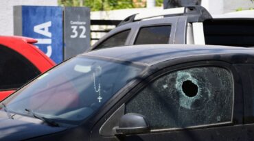 Un hombre pasó en bicicleta y abrió fuego contra una comisaría. Así quedó un auto estacionado en la puerta de la seccional.  Marcelo Manera