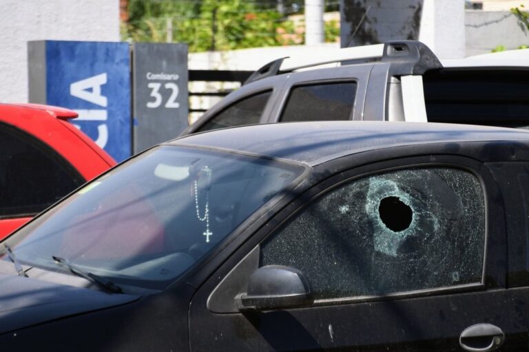 Un hombre pasó en bicicleta y abrió fuego contra una comisaría. Así quedó un auto estacionado en la puerta de la seccional.  Marcelo Manera