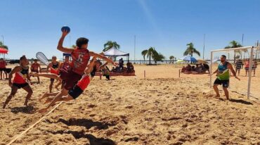 Entre sábado y domingo se disputarán 30 partidos en la cancha trazada en la playa del balneario Thompson.