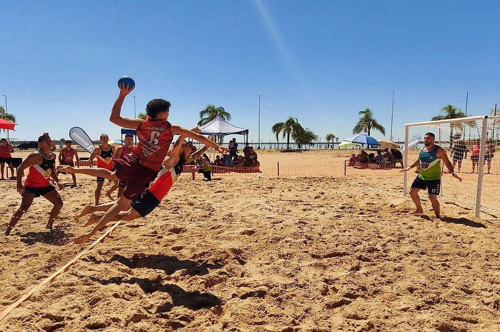 Entre sábado y domingo se disputarán 30 partidos en la cancha trazada en la playa del balneario Thompson.