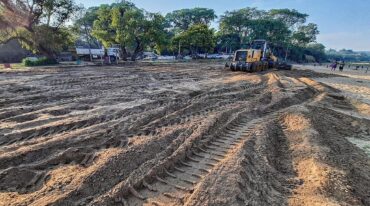 Maquinarias y personal municipal de La Paz intervinieron en la adecuación del terreno para disponer de tres canchas.