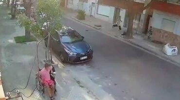 La secuencia quedó filmada por una cámara de seguridad de la cuadra. Captura de video