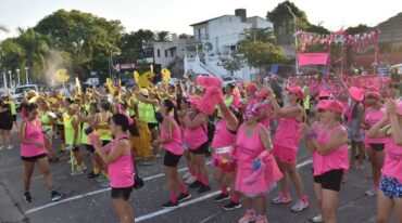 Se registró la participación de unas 80 damas divididas en los equipos amarillo y fucsia