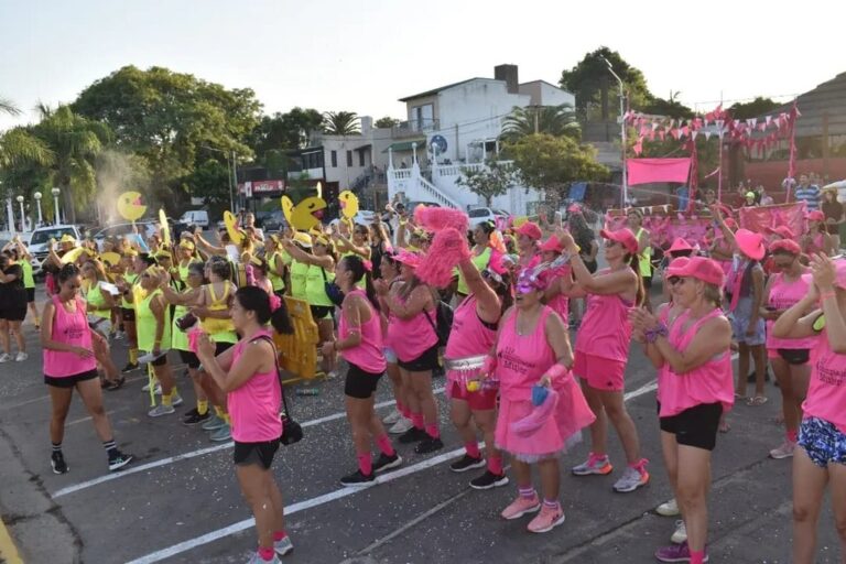 Se registró la participación de unas 80 damas divididas en los equipos amarillo y fucsia