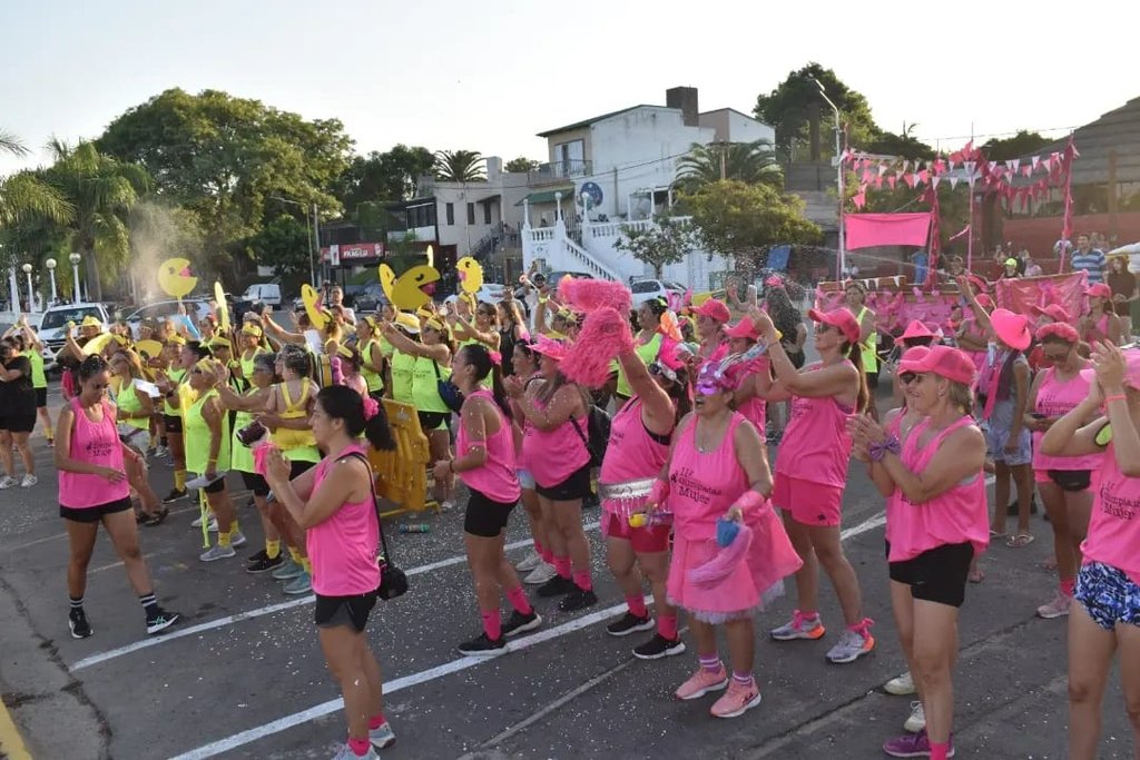 Se registró la participación de unas 80 damas divididas en los equipos amarillo y fucsia
