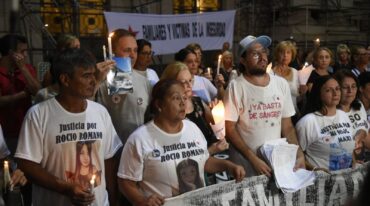 Un nutrido grupo de personas se fue acercando desde un rato antes de las 20 hasta la esquina de Santa Fe y Moreno