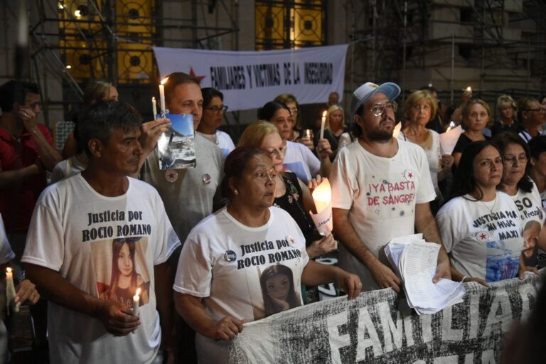 Un nutrido grupo de personas se fue acercando desde un rato antes de las 20 hasta la esquina de Santa Fe y Moreno
