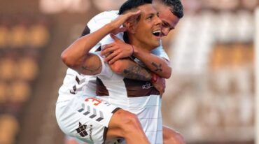 El delantero Mauro 'el comandante' Quiroga infló la red por primera vez con la camiseta de Platense tras su retorno al fútbol argentino.