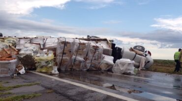 Seguía activo el desvío motivado por dónde quedaron volcados los vehículos. gentileza Bomberos Voluntarios Barrancas