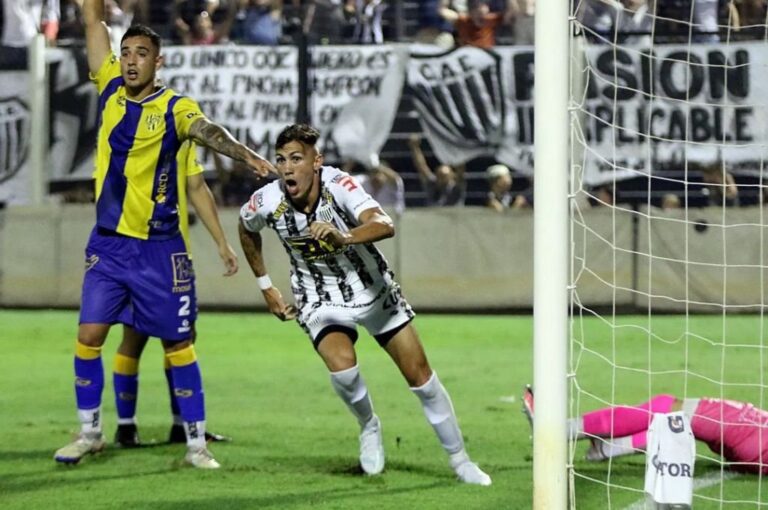 El chajariense Tomás Blanco debutó oficialmente en Estudiantes y demoró tres minutos en anotar su primer gol.