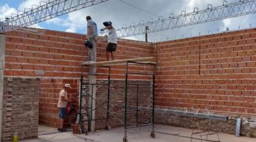 Los trabajos se realizan con mano de obra local y materiales adquiridos en comercios sancarlinos