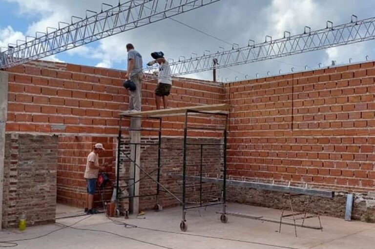 Los trabajos se realizan con mano de obra local y materiales adquiridos en comercios sancarlinos