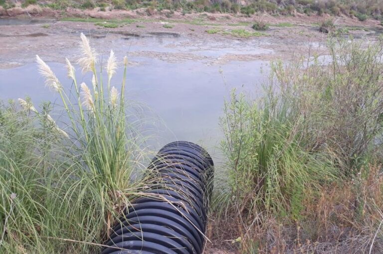 Denuncian que en arroyos de Rosario proliferan conexiones clandestinas que contaminan de forma peligrosa las aguas. gentileza