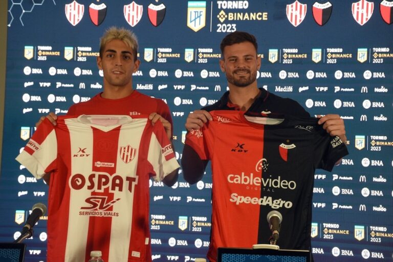 Los arqueros posaron con las camisetas de Unión y Colón. Luis Cetraro