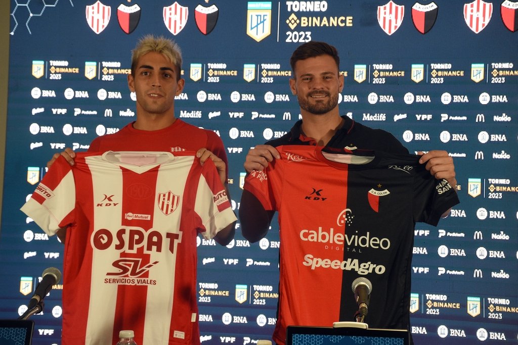 Los arqueros posaron con las camisetas de Unión y Colón. Luis Cetraro