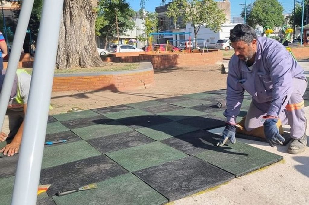 La ciudad cuenta con una división barrial compuesta por 40 barrios