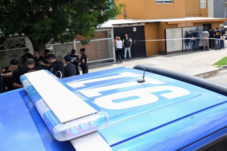 Varias personas aparecieron en un auto y