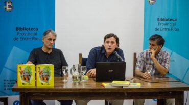 Acompañado por el periodista Tirso Fiorotto; y el director de la Biblioteca Provincial