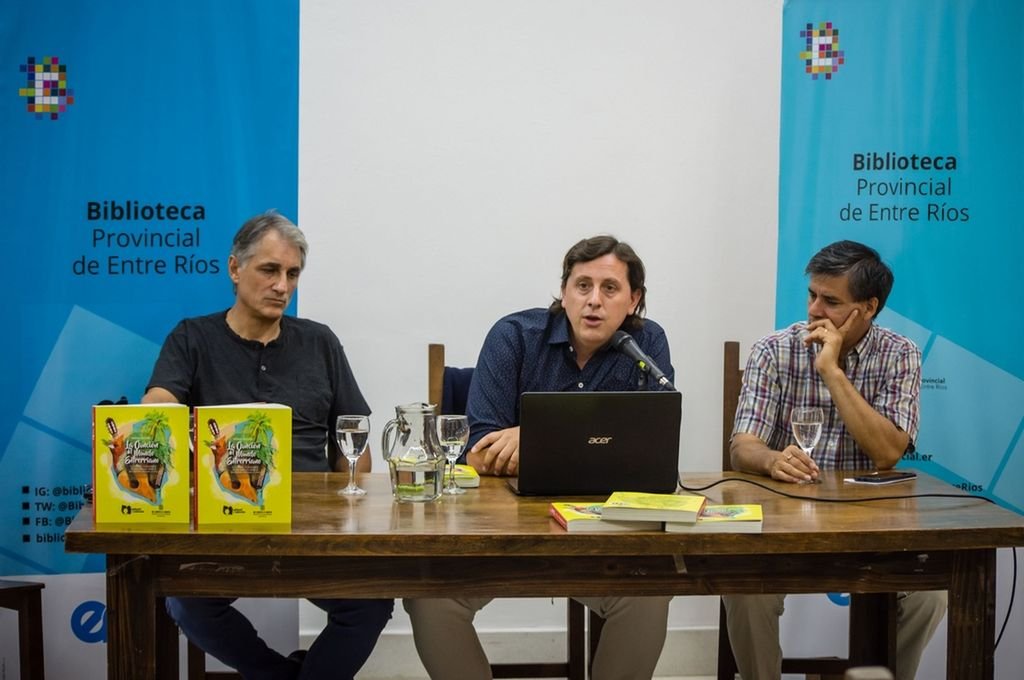 Acompañado por el periodista Tirso Fiorotto; y el director de la Biblioteca Provincial