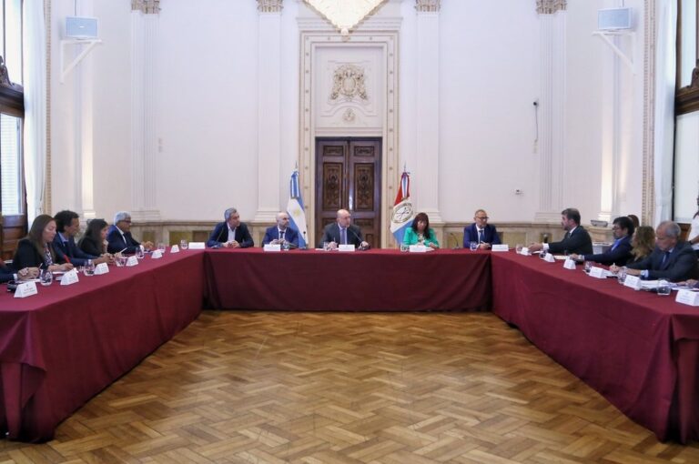 El gobernador encabezó en Rosario una reunión de trabajo con funcionarios judiciales federales y provinciales. Gobierno de la Provincia