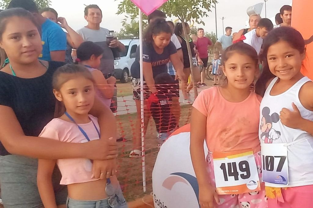 Niñas del Barrio Norte luego de la carrera.
