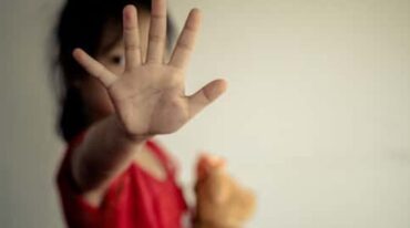 Con los chicos no. El maltrato infantil es cualquier forma de abuso o desatención que afecte a un menor de 18 años.  Gentileza