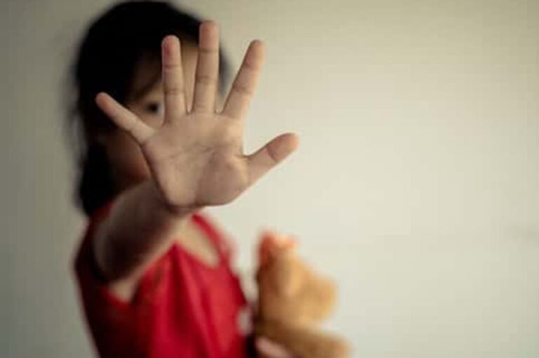 Con los chicos no. El maltrato infantil es cualquier forma de abuso o desatención que afecte a un menor de 18 años.  Gentileza