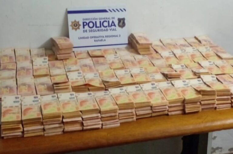 Los fajos de billetes estaban en dos cajas ocultas en el baúl del vehículo. gentileza