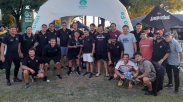 Estudiantes celebró la conquista del 32° Torneo 'Alberto Pelossi' en Universitario de Santa Fe.