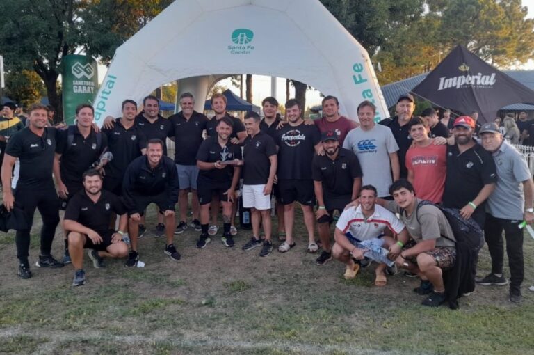 Estudiantes celebró la conquista del 32° Torneo 'Alberto Pelossi' en Universitario de Santa Fe.