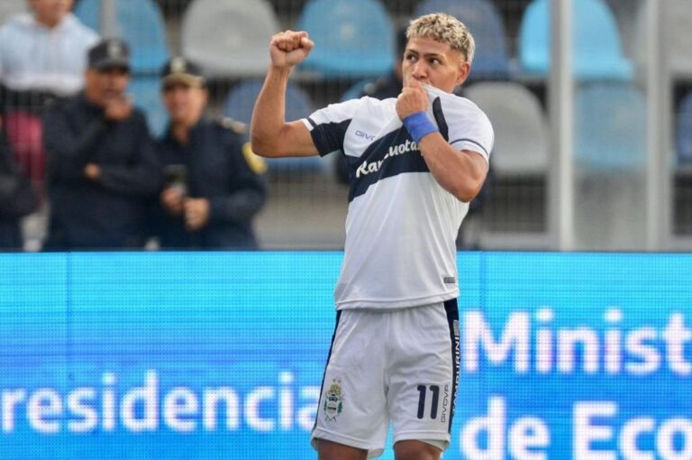 El concordiense Eric Ramírez selló la victoria de Gimnasia de la Plata y gritó su primer gol en el torneo.