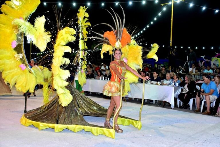 Todo el color del carnaval en el oeste santafesino. Gentileza: Mario Peretti