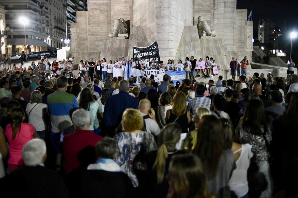 Más de 300 personas llegaron hasta la explanada del sitio más emblemático de la ciudad para reclamar el fin de esta saga de balaceras y muertes. Marcelo Manera