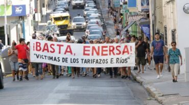 Vecinos a quienes les llegó la factura de la luz con aumentos exorbitantes se manifestaron frente a Enersa