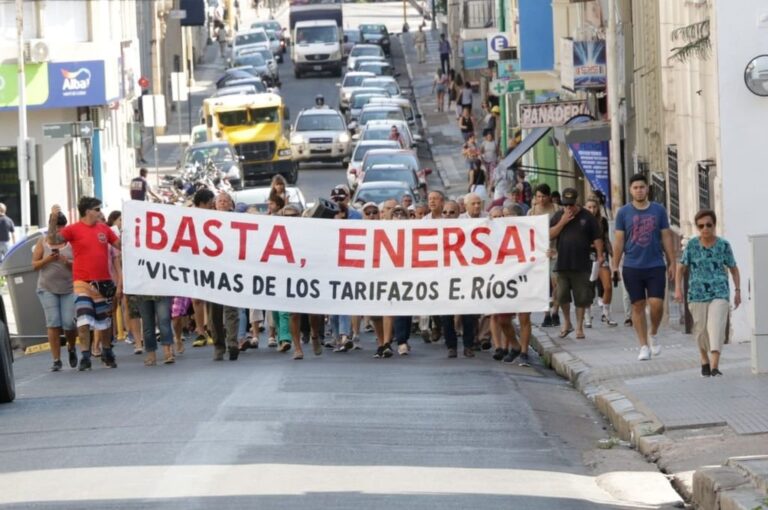 Vecinos a quienes les llegó la factura de la luz con aumentos exorbitantes se manifestaron frente a Enersa