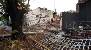 Los restos de la vivienda que explotó en pleno macrocentro santafesino. Manuel Fabatía