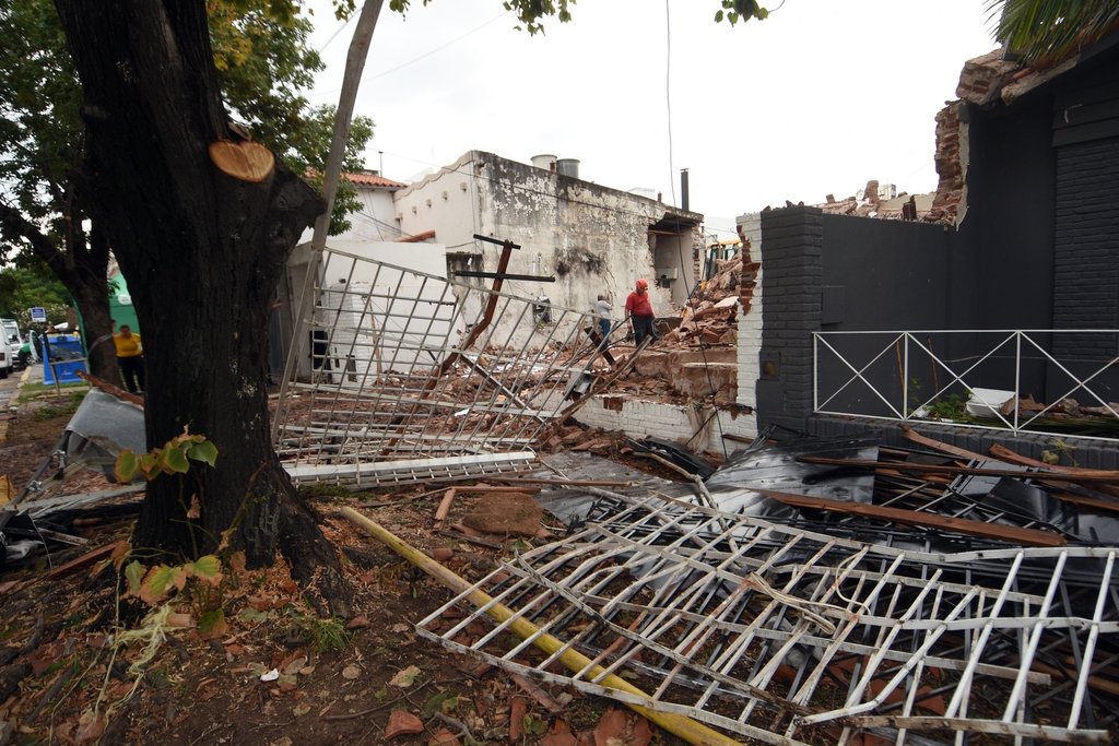 Los restos de la vivienda que explotó en pleno macrocentro santafesino. Manuel Fabatía