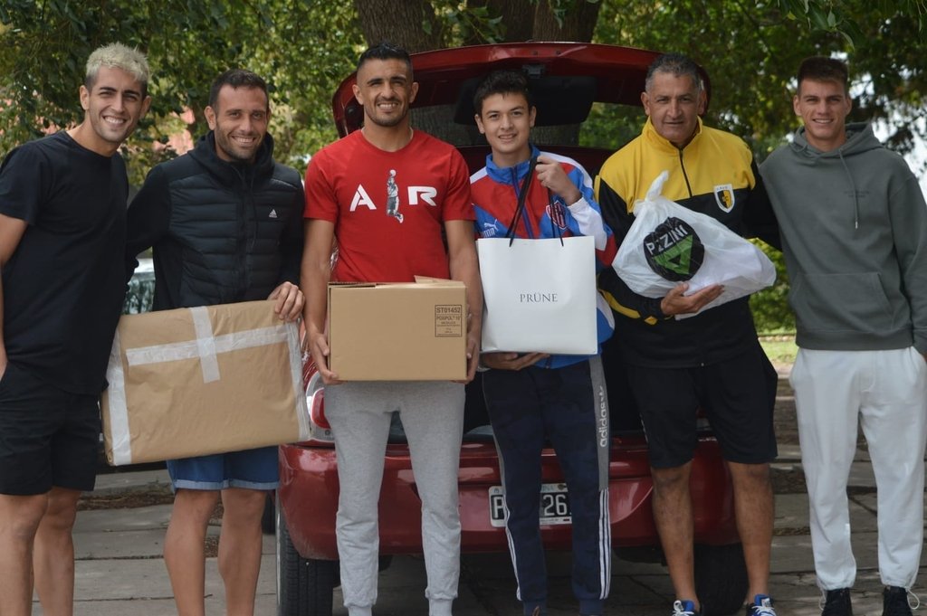 Los integrantes del plantel tatengue con las donaciones. Mirador Provincial