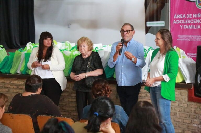 'Este tipo de acciones  afirmó la secretaria de Promoción Social Romina Toledo  están fundamentalmente motivadas por la necesidad de generar instancias que promuevan la educación en nuestra ciudad. Por eso creamos este programa que busca promover la reinserción educativa yendo casa por casa con el objetivo de que ningún niño de Esperanza se quede fuera de la escuela'