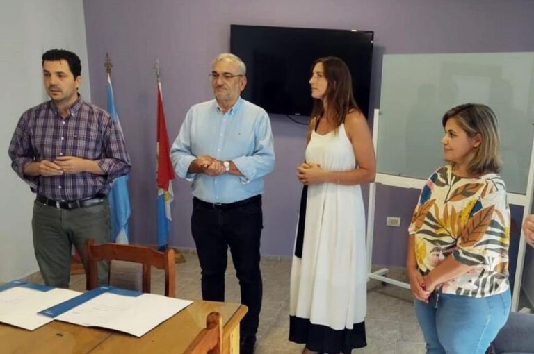 'Hoy en todos los pueblos y ciudades de la provincia se están ejecutando obras provinciales de distinta naturaleza para mejorar los servicios y la calidad de vida de su gente'. Gentileza