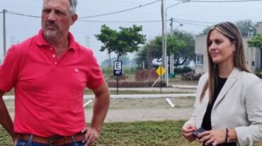 La Directora de la APSV junto al Jefe Comunal durante la visita por el nuevo Centro de Emisión. Gentileza
