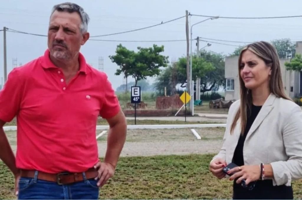 La Directora de la APSV junto al Jefe Comunal durante la visita por el nuevo Centro de Emisión. Gentileza