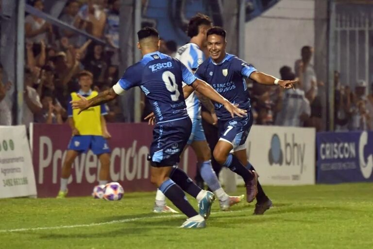 Celebró en casa. La "Crema" volvió a ganar y se ilusiona. gentileza La Opinión