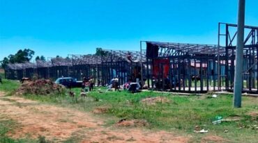 Viviendas inconclusas de la zona Noroeste de Concordia fueron usurpadas por familias carecientes.
