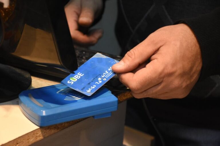 El arribo de la nueva tarjeta se enmarca en un contexto en el que el sistema de Transporte en la ciudad está atravesando una crisis. Por eso la llegada del nuevo plástico atraería más subsidios para este sector que viene económicamente muy estresado desde que estalló la pandemia en 2020. Gentileza